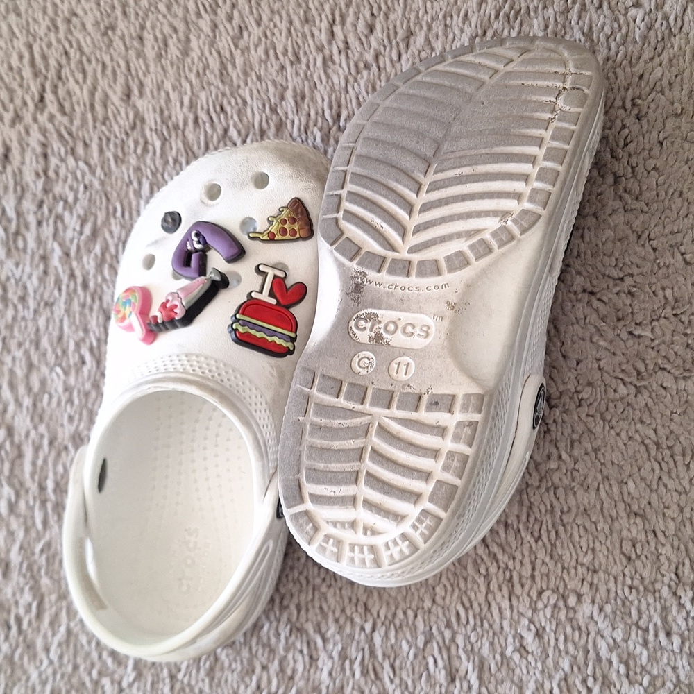 Crocs Kids White Clogs with Fun Charms Size 11 - Picture 3 of 3